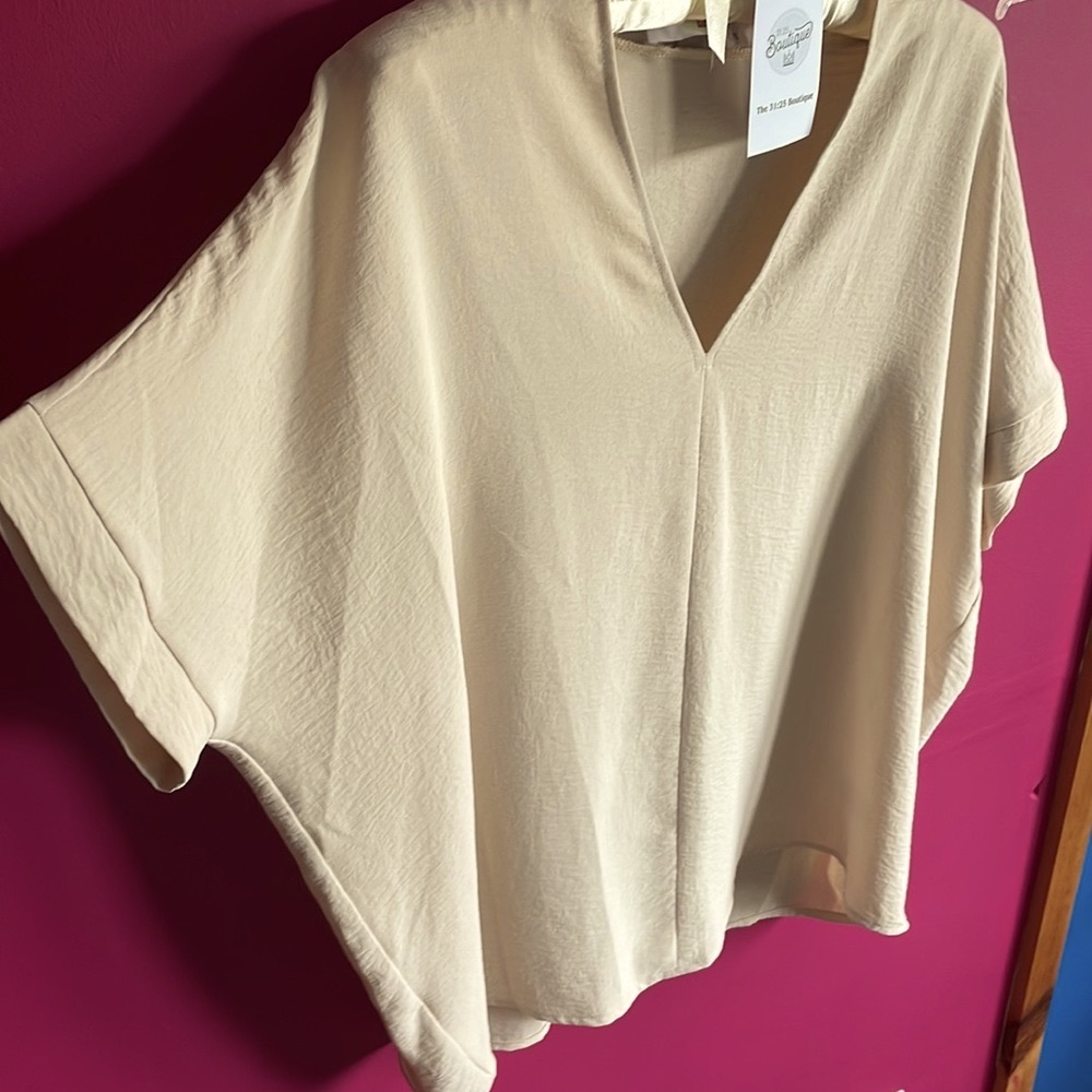🆕✨Ivory Boxy Blouse✨ - Picture 3 of 5
